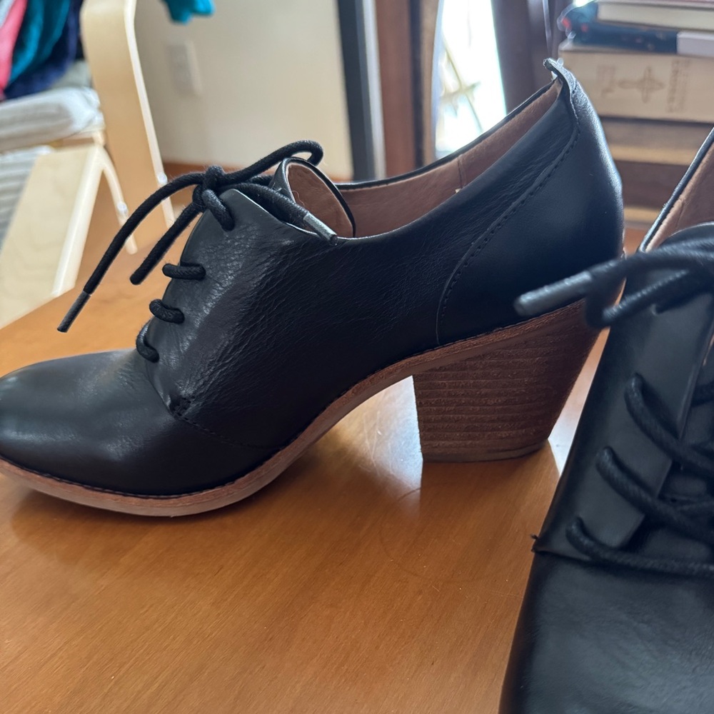 Sofft Black Leather Lace-up Shoes with a Nice Heel! New With Sticker!